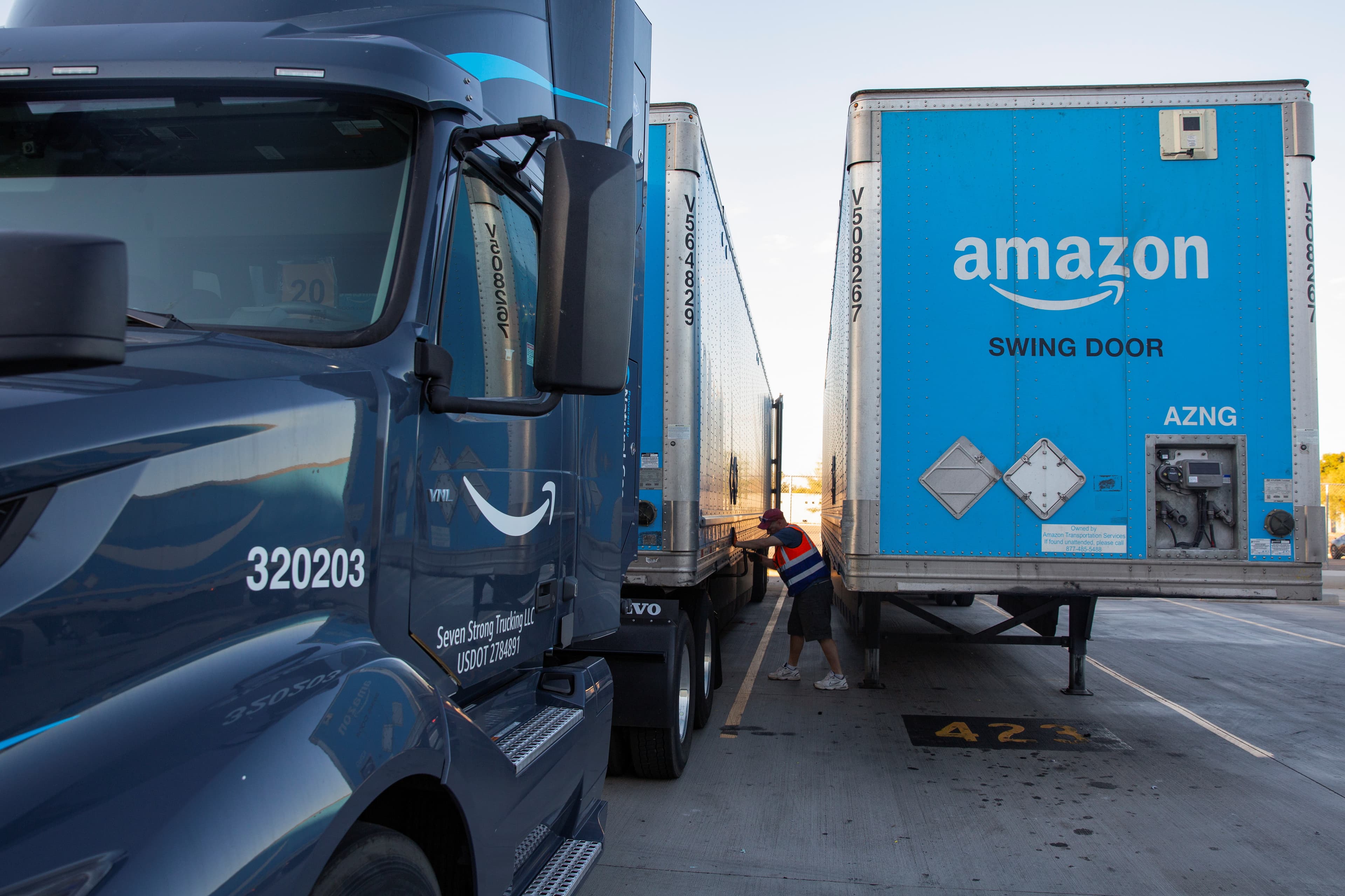 Amazon Truck Drivers: A Practical Guide to Local, Part-Time, Non-CDL, and Entry-Level Driving Options in the U.S.